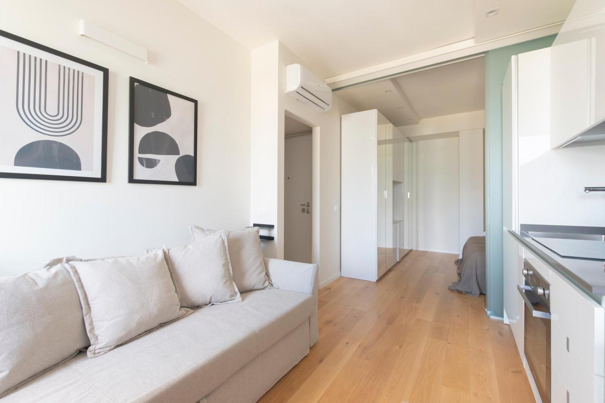 Modern & Stylish Near Isola & Station