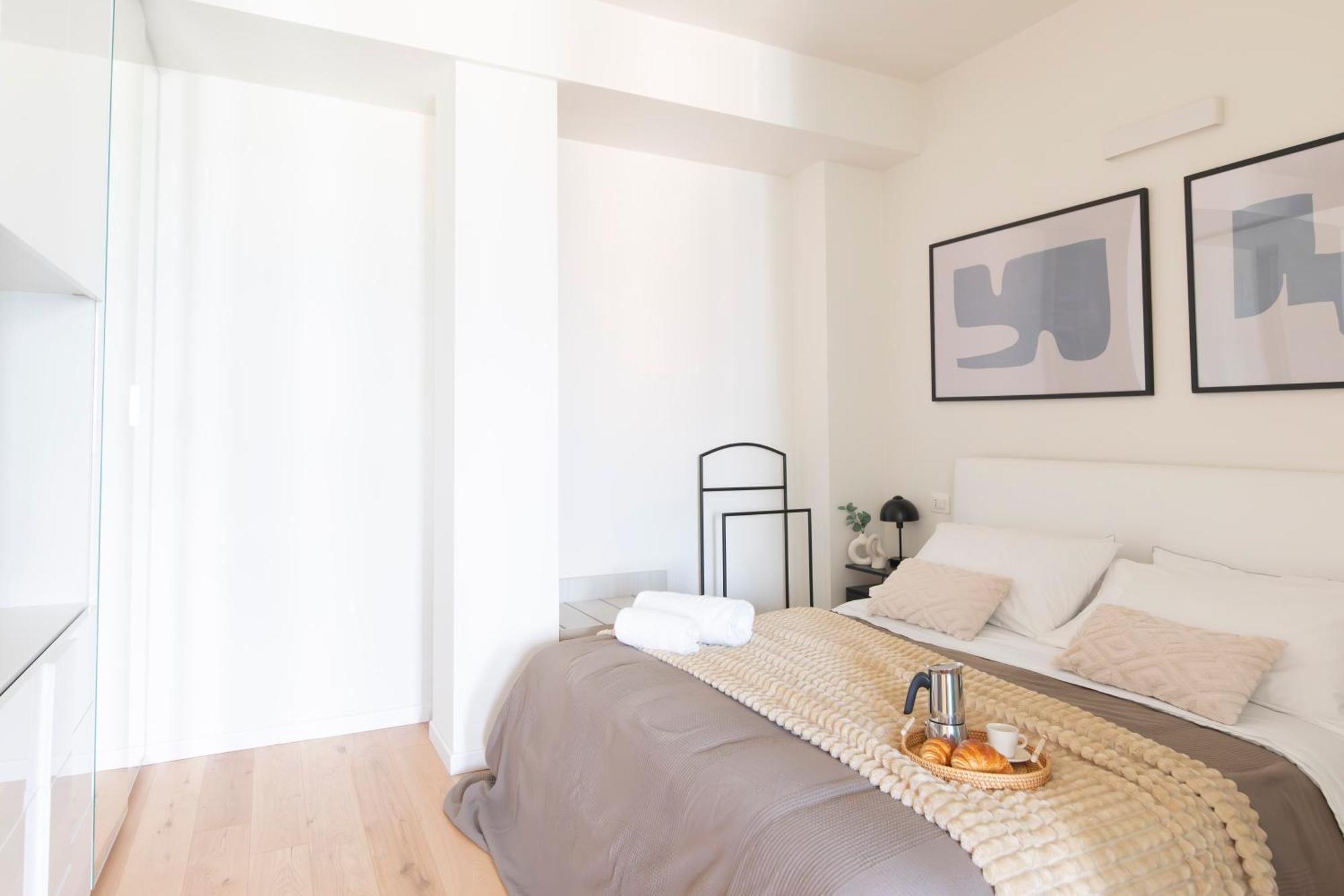 Modern & Stylish Near Isola & Station Apartment