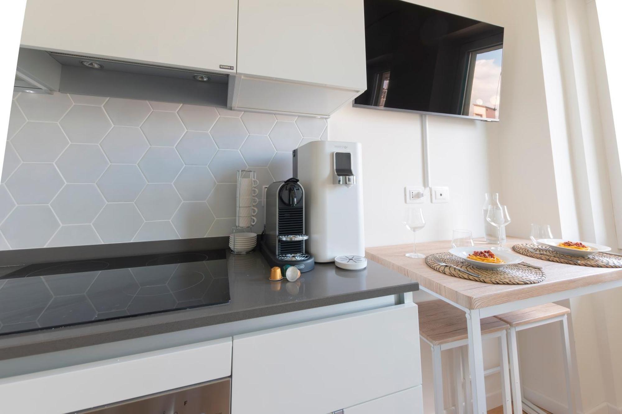 Modern & Stylish Near Isola & Station Apartment *