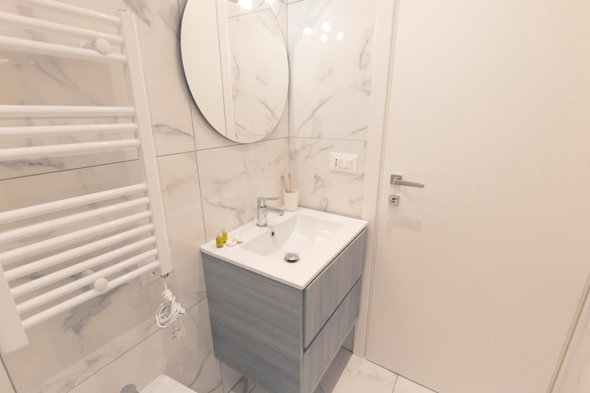 Modern & Stylish Near Isola & Station Apartment Milan