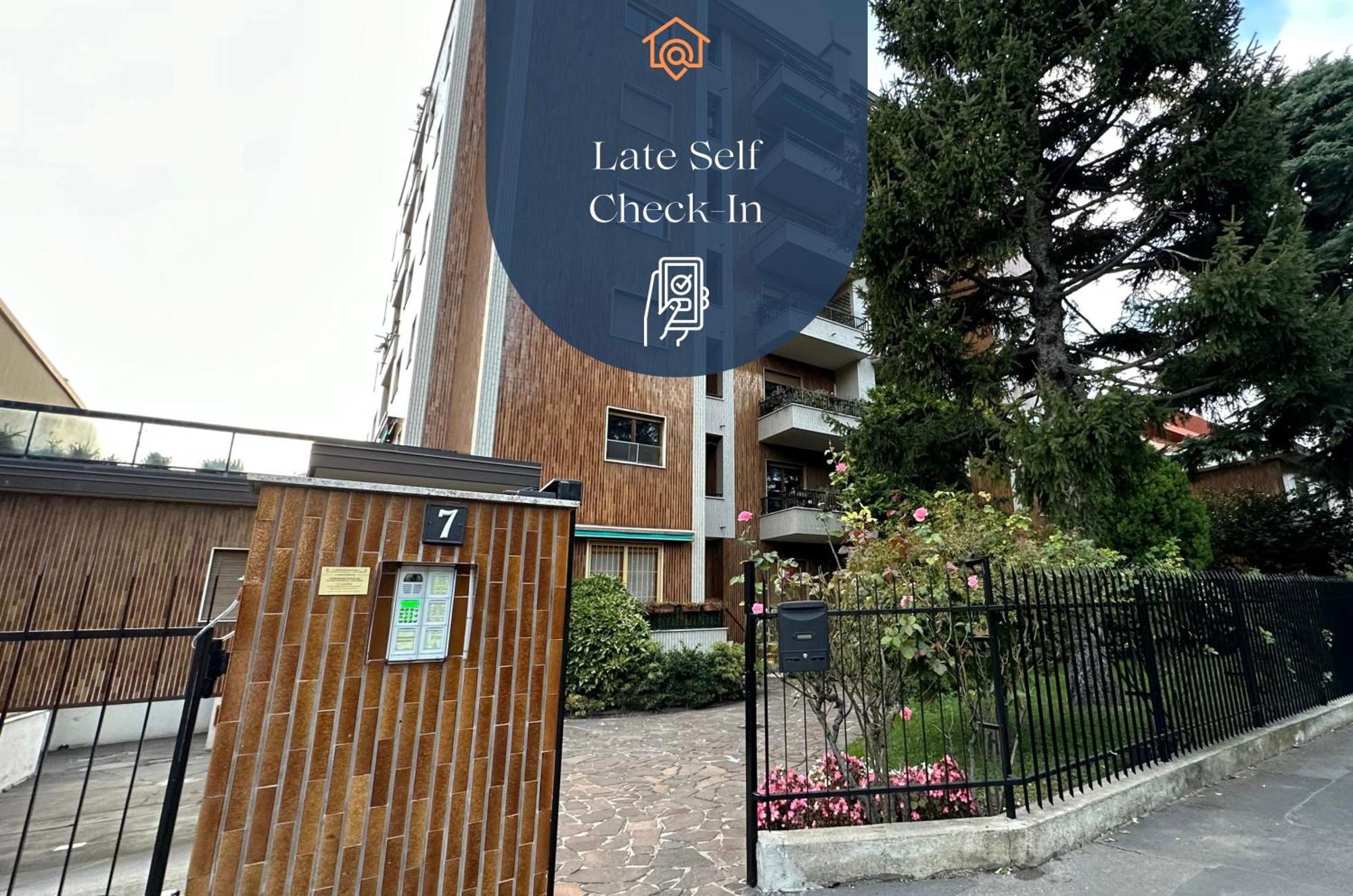 Dehomes - Two Bedrooms, Terrace, Wi-fi, Tram To Centre & Rho Fiera Apartment *