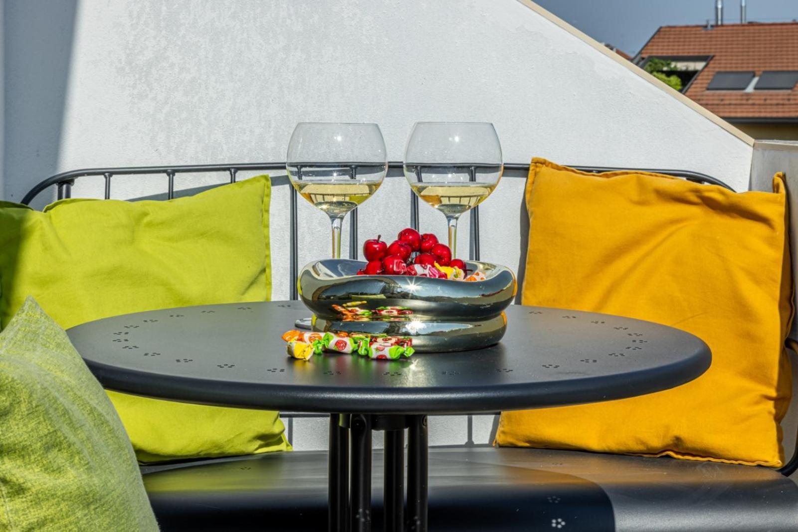 Deluxe Attic For 2, With Amazing Terrace And Poweful Wi-fi - Very Near The Metro, Position, Very Well Connected To Train Stations And Malpensa, Linate And Begramo Airports Mailand