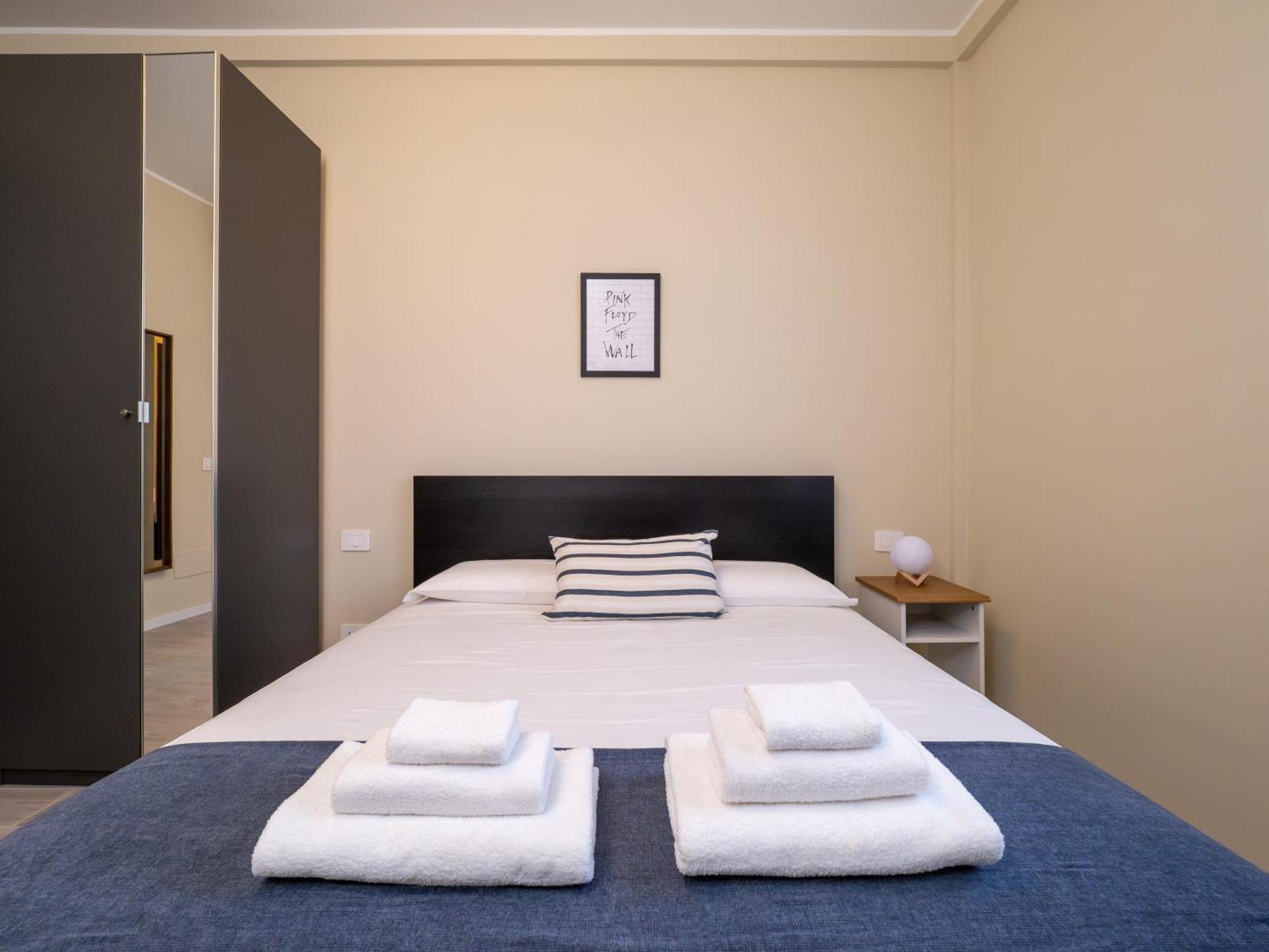 Appartamento Modern 2br With Private Balcony, Steps To Metro Milano