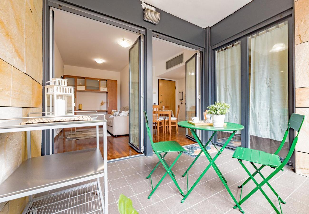 Arcimboldi's Terrace & Secure Parking Appartement *
