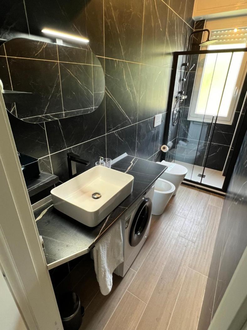 Moderno Ed Elegante Loft Con Balcone
