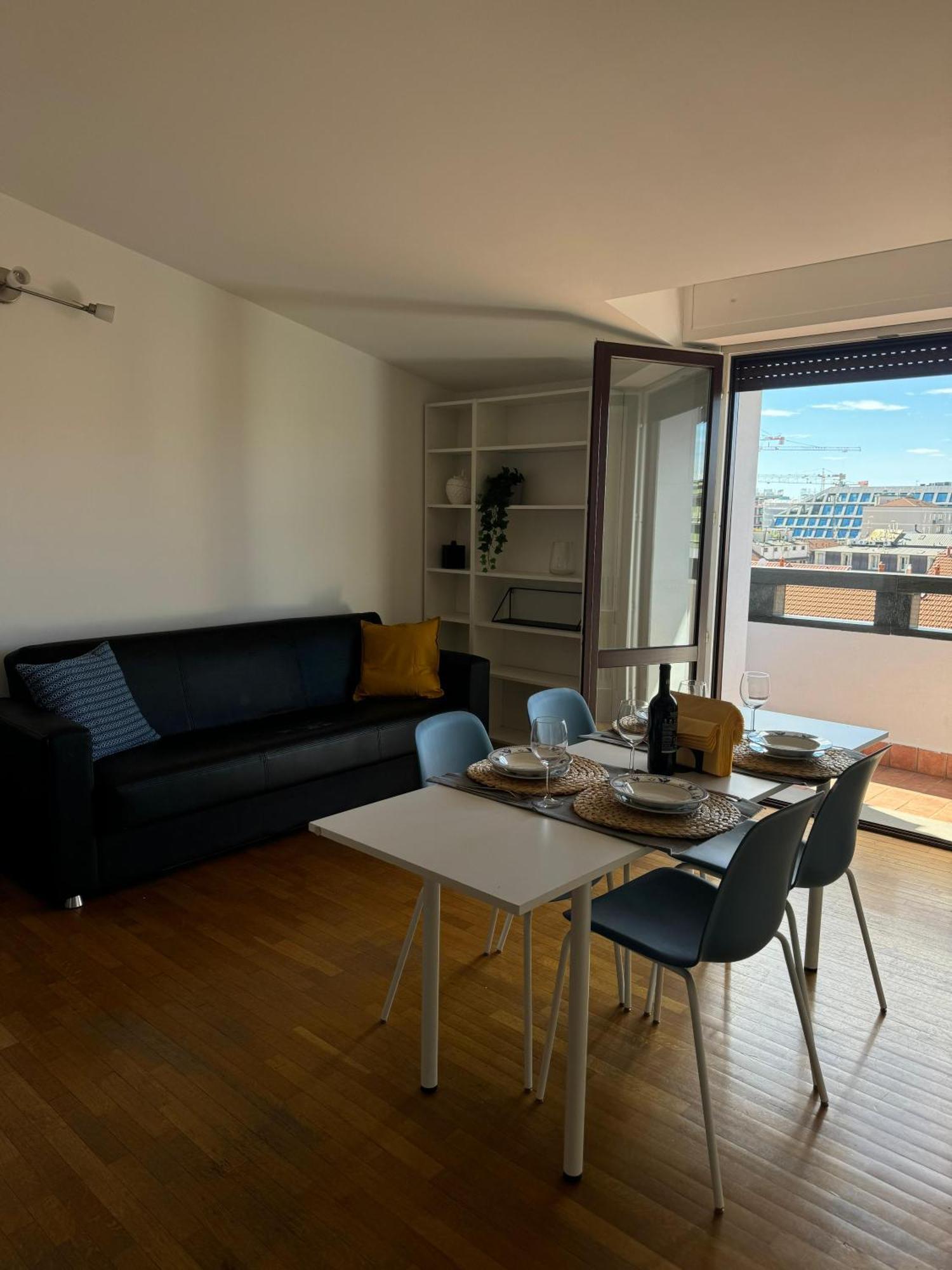 Isola- Attico Con Balcone