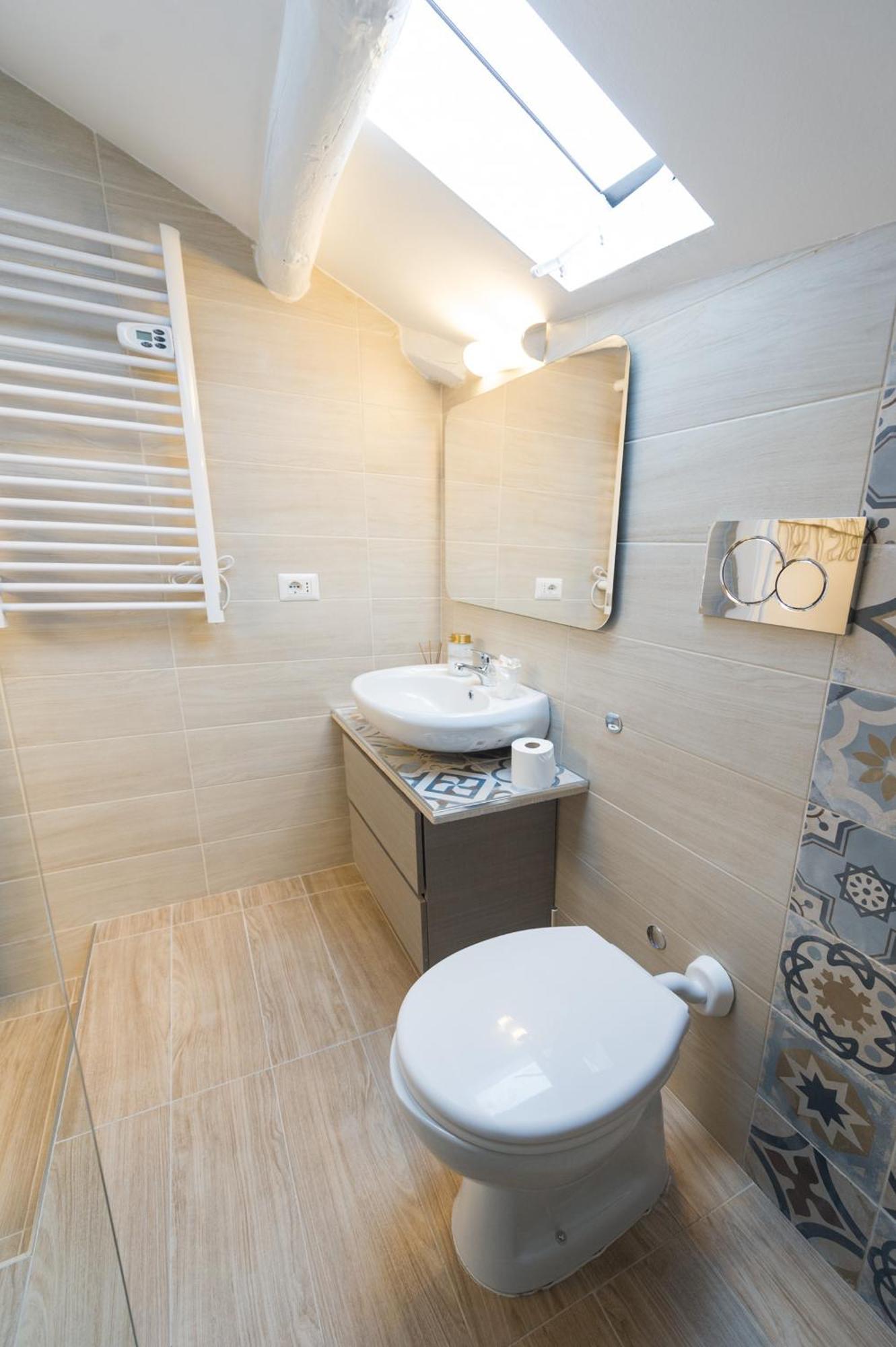 Deluxe Attic For 2, With Amazing Terrace And Poweful Wi-fi - Very Near The Metro, Position, Very Well Connected To Train Stations And Malpensa, Linate And Begramo Airports * Mailand