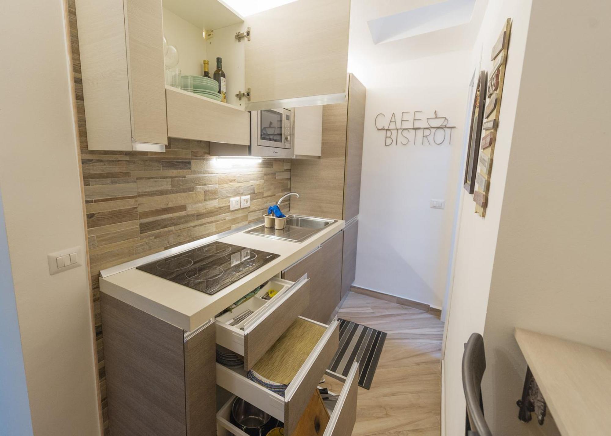 Apartment Deluxe Attic For 2, With Amazing Terrace And Poweful Wi-fi - Very Near The Metro, Position, Very Well Connected To Train Stations And Malpensa, Linate And Begramo Airports Mailand