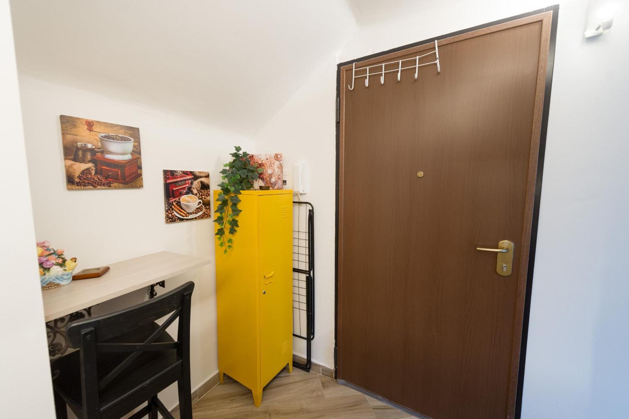 Deluxe Attic For 2, With Amazing Terrace And Poweful Wi-fi - Very Near The Metro, Position, Very Well Connected To Train Stations And Malpensa, Linate And Begramo Airports Mailand
