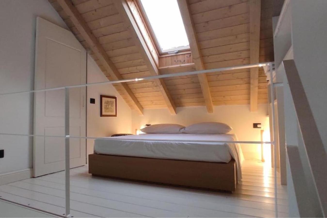 Tiny House On Water Surrounded By Greenery Appartement Milaan