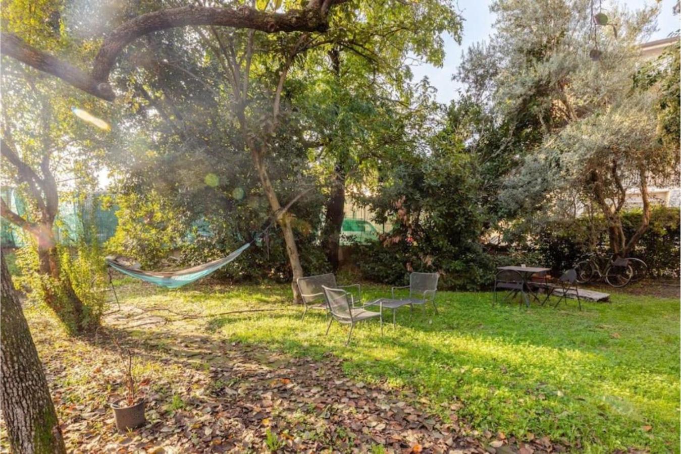 Tiny House On Water Surrounded By Greenery Appartement *