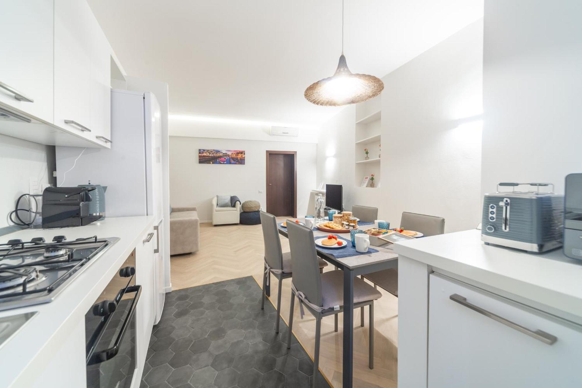 Charming 2-bedroom In Milanese Building Appartamento Milano