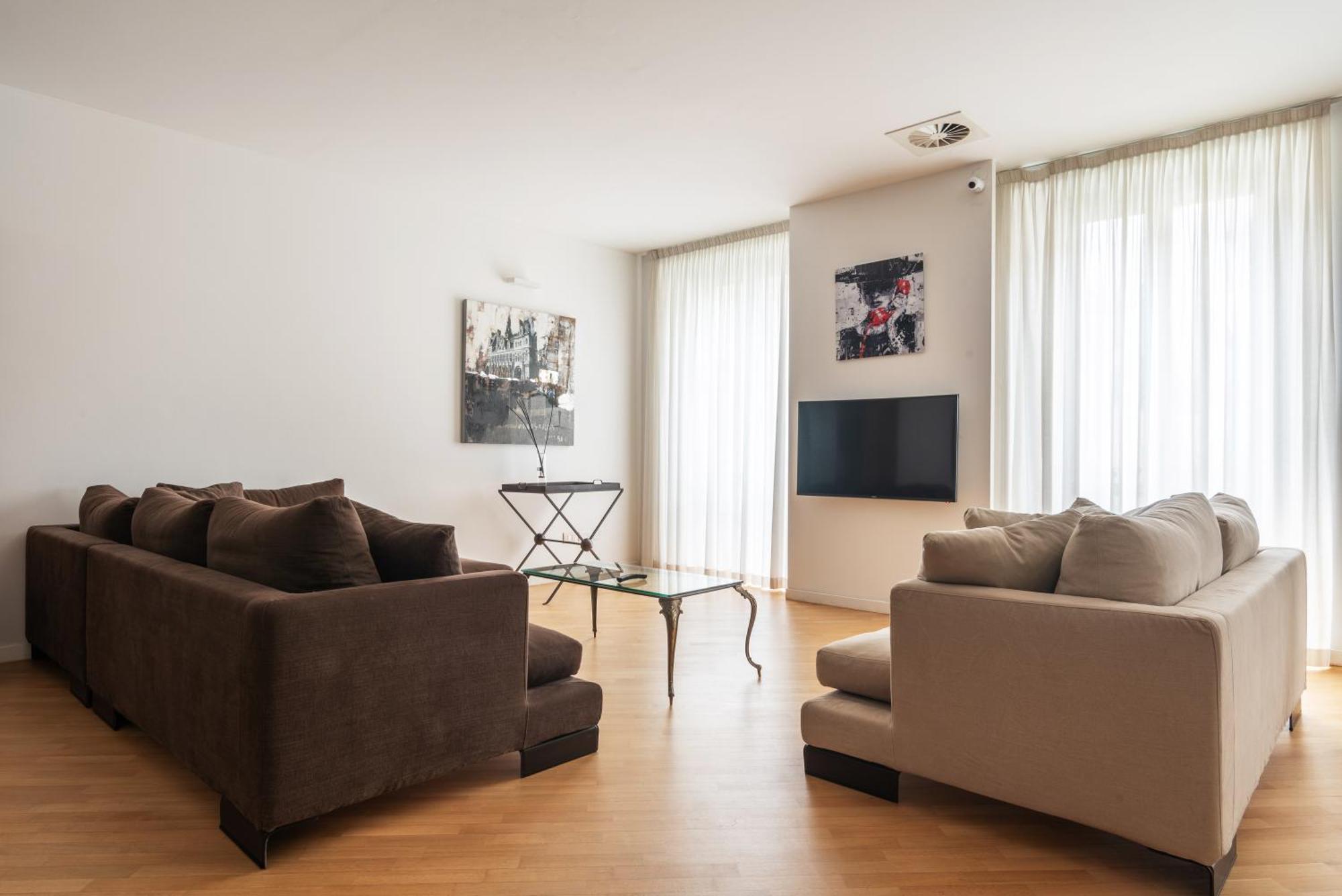 Ampio E Luminoso Trilocale In Zona Moscova Appartement Milaan