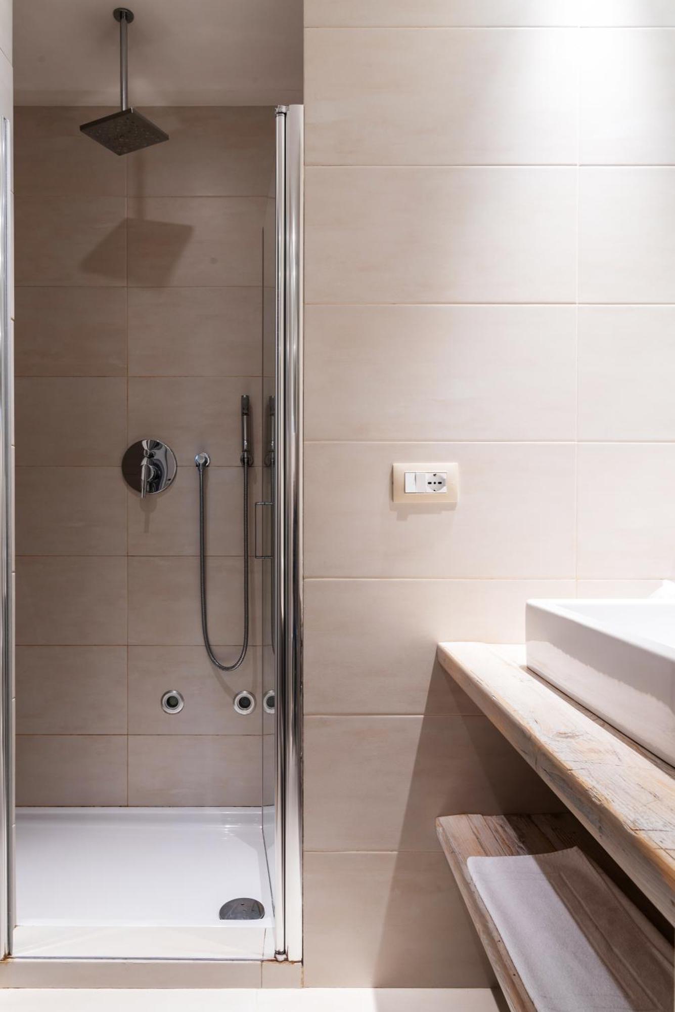 Appartement Ampio E Luminoso Trilocale In Zona Moscova Milaan