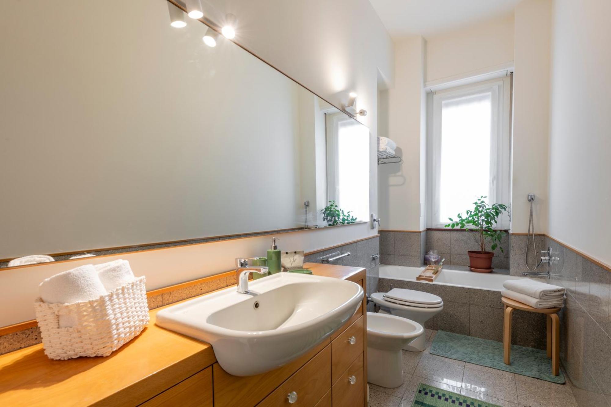 110mq Santa Sofia Apartment, In The Center Of Milan, 10 Min Walk From Duomo *