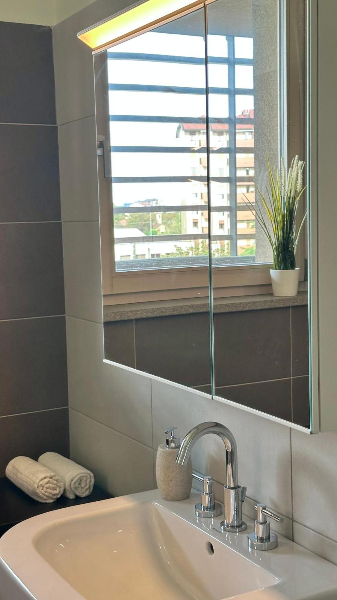 Giax Tower Premium Modern Milanese Flat With Gym Pool View & Box Appartamento