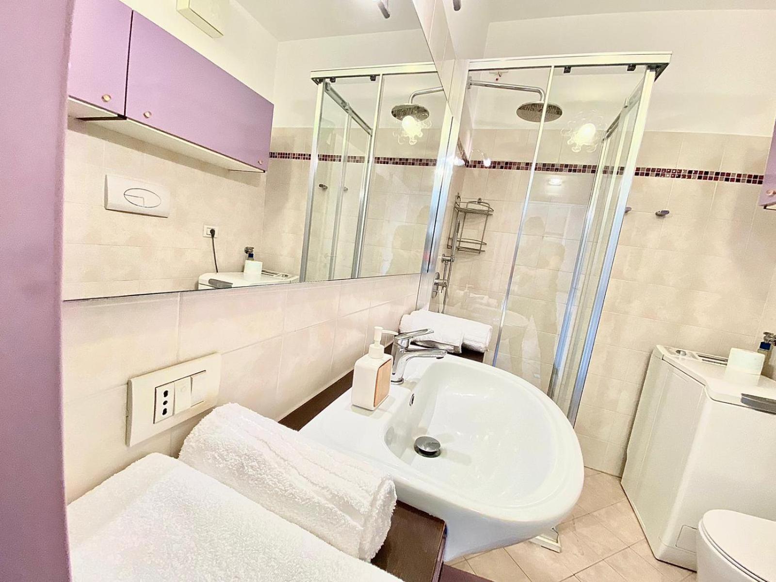 Nel Cuore Di Viale Certosa Milano, Comodo Per Raggiungere Centro Storico, Rho Fiera Milano, Eventi E Concerti, Con Parcheggio Privato Interno A Scelta Appartement Milaan