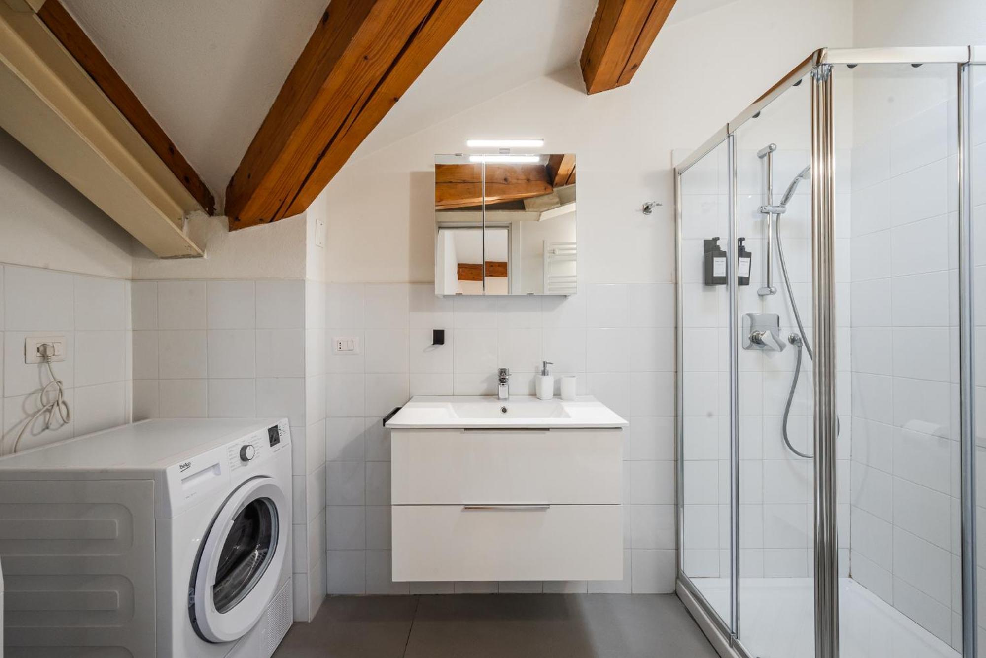 - Spazioso Vicino Metro Apartment *