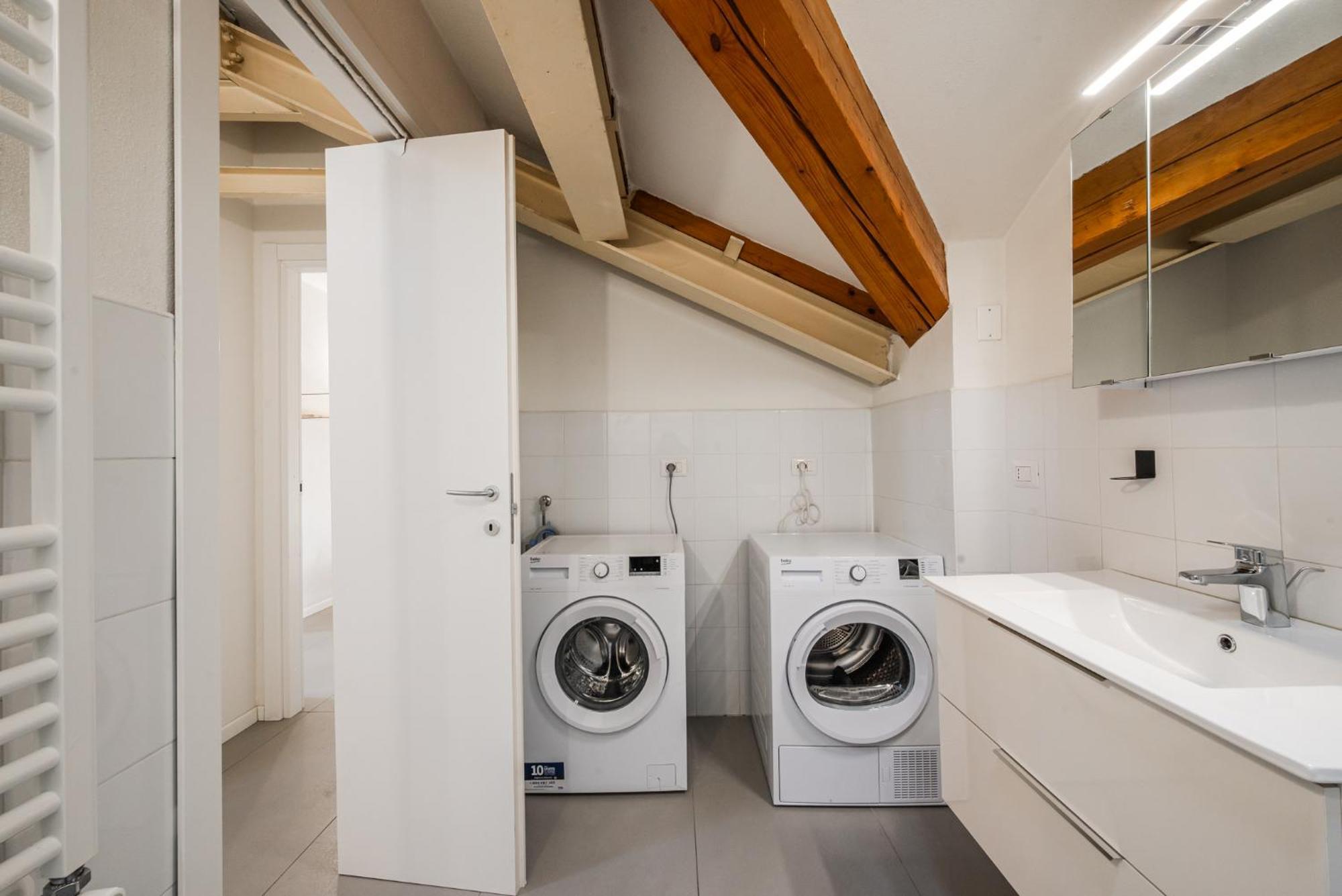 - Spazioso Vicino Metro Apartment *