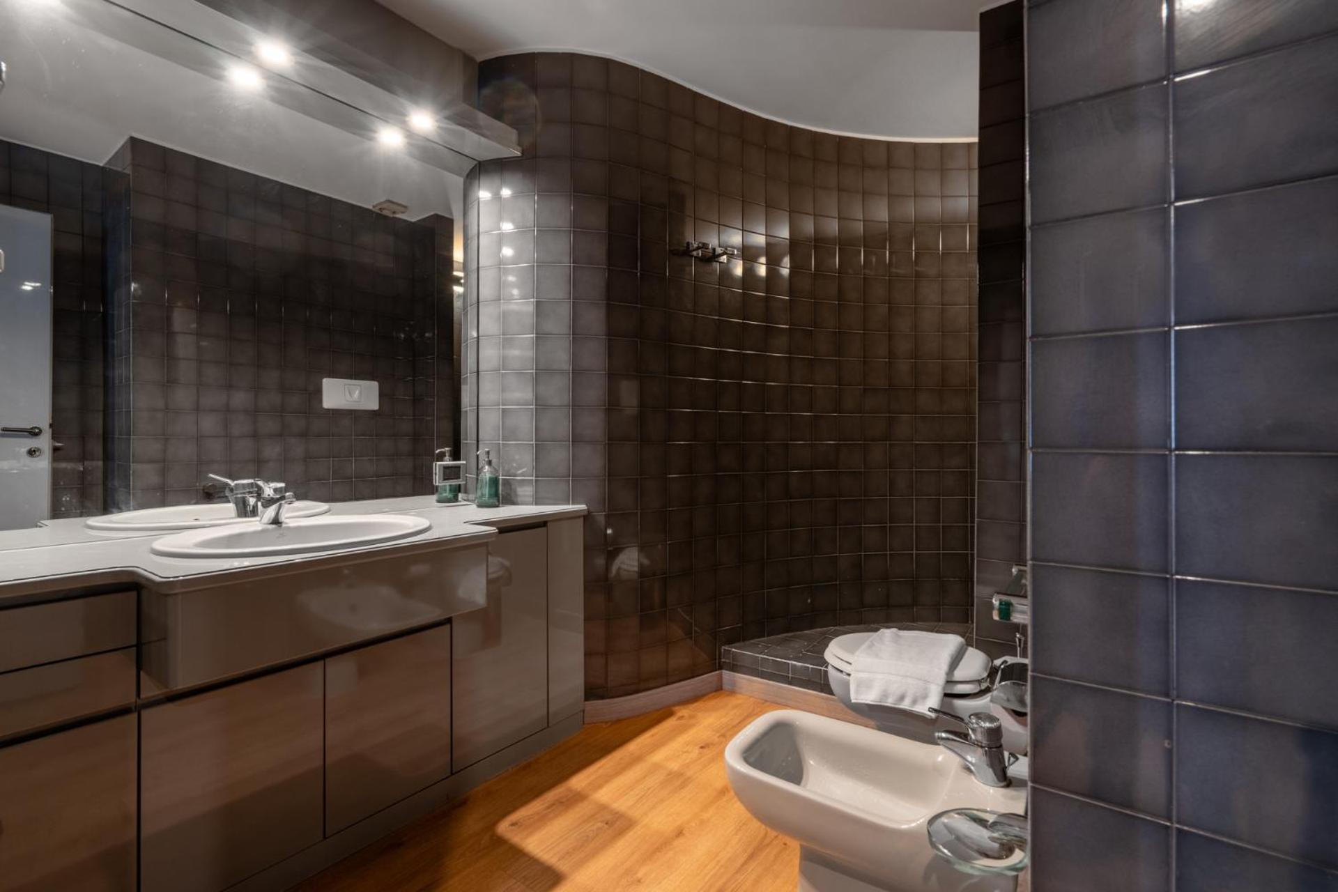 Italianflat - Spacious 3 Bedroom With Balcony San Babila Area * Milano