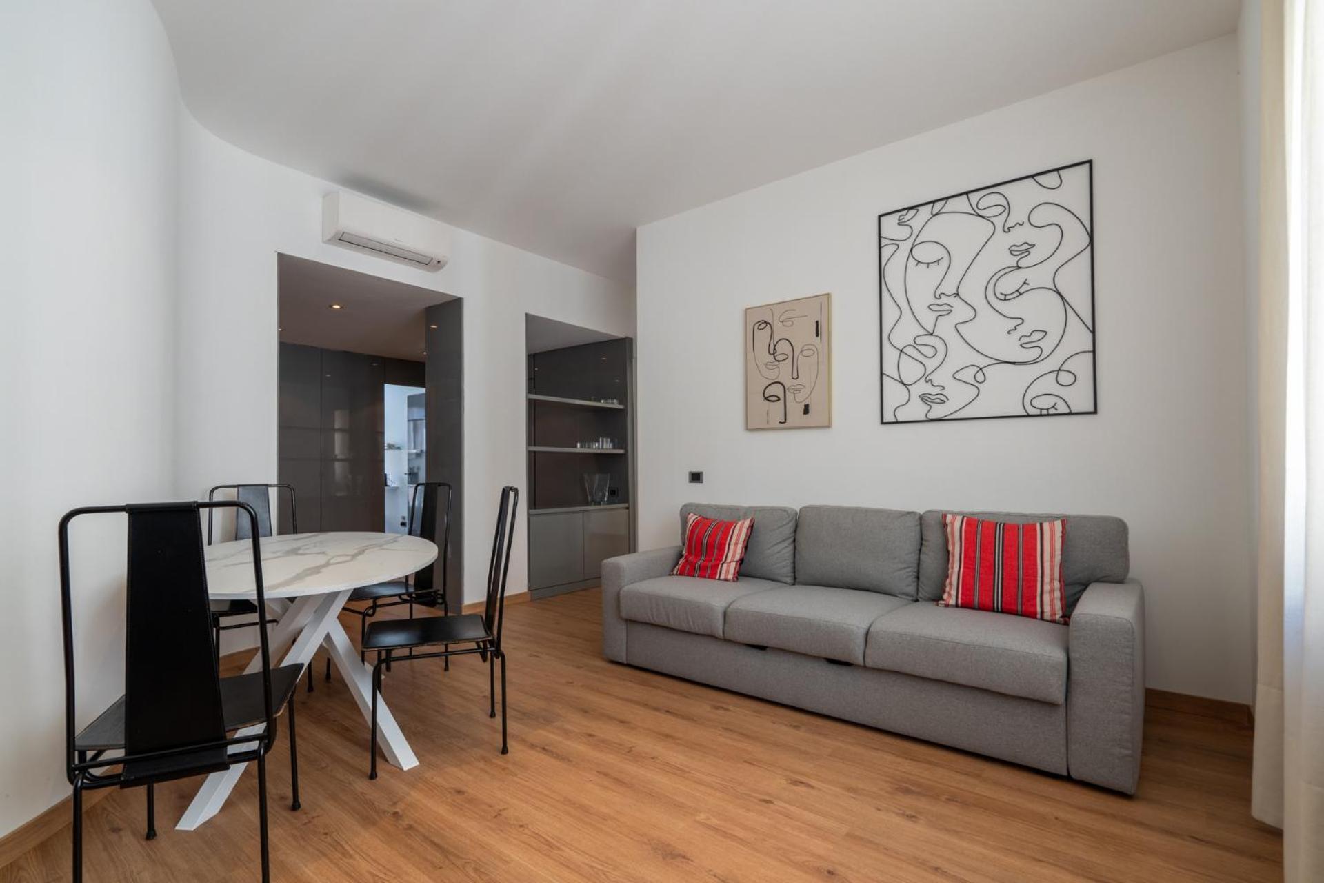 Italianflat - Spacious 3 Bedroom With Balcony San Babila Area Milano