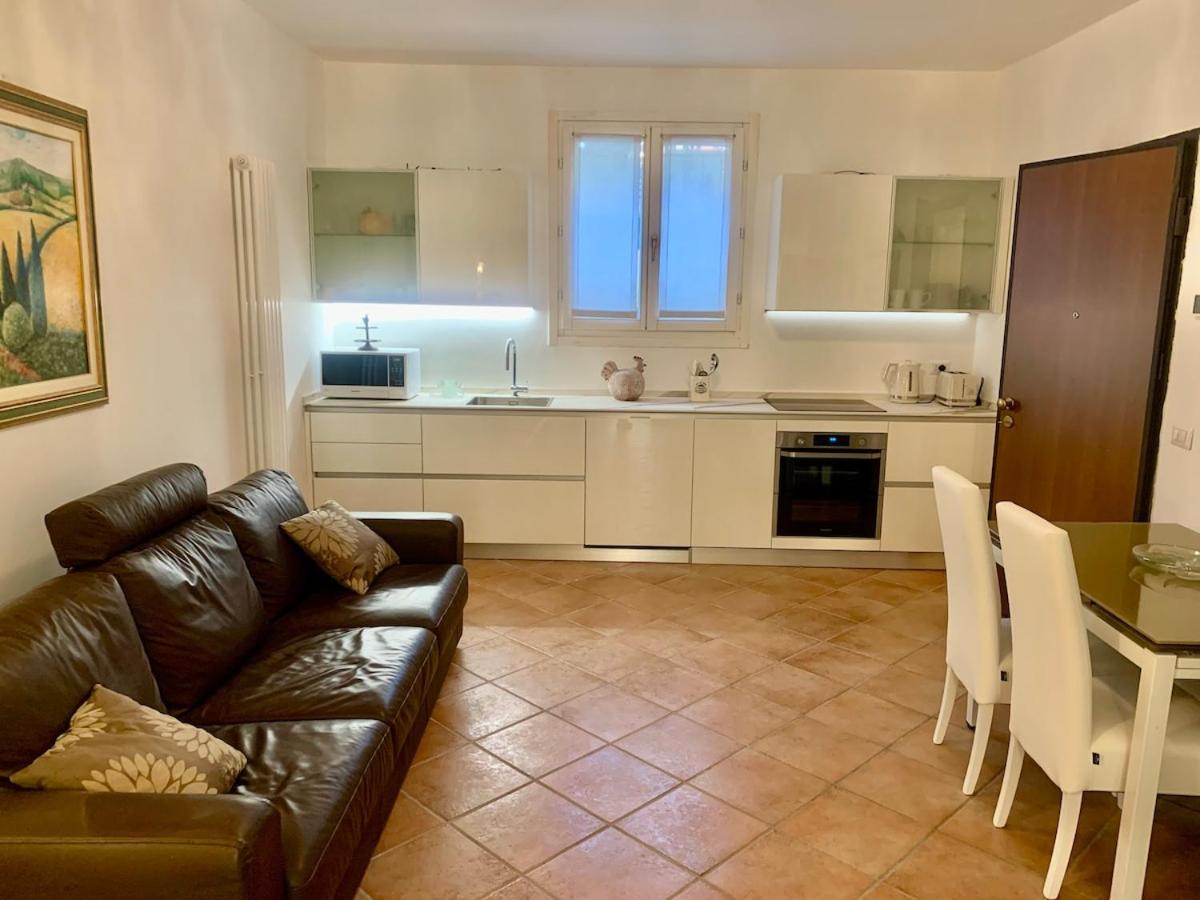 In Villa, Garden And Netflix Milano