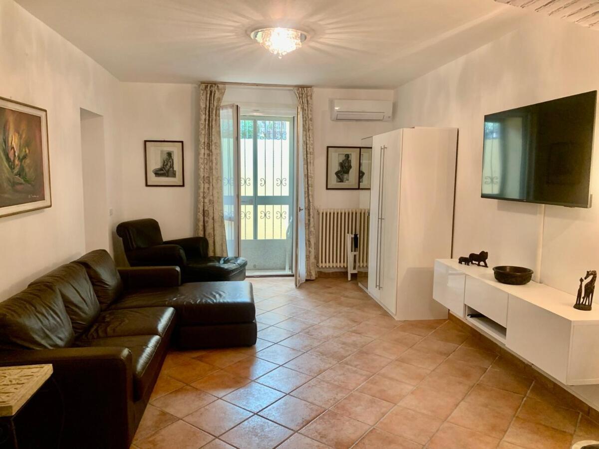 In Villa, Garden And Netflix * Milano