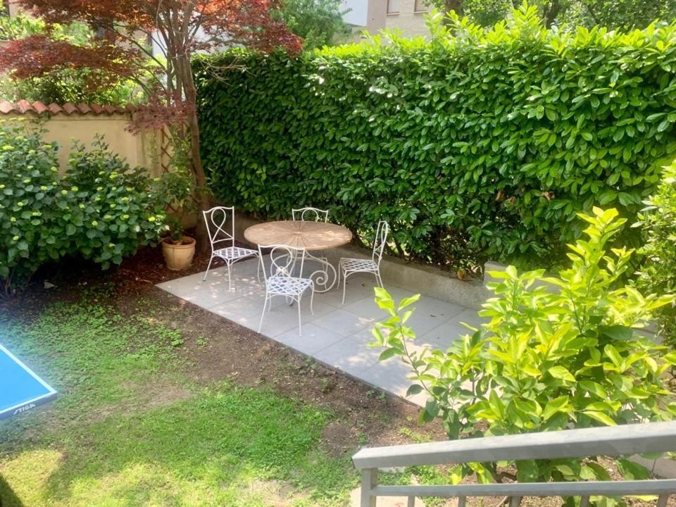 In Villa, Garden And Netflix * Milano