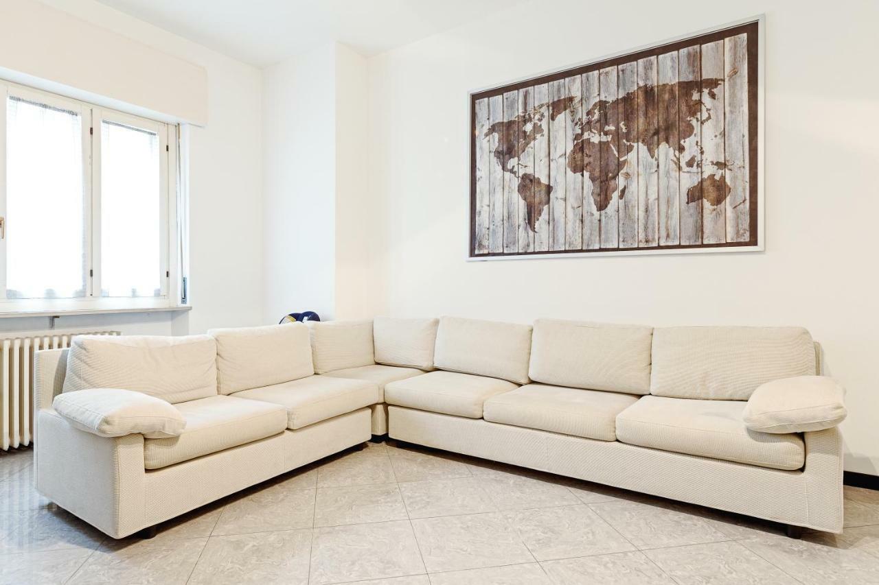 S. Maria Valle Roomy Flat * Milano