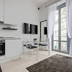 Easylife - L abbraccio dell affascinante P Romana