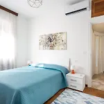 Bright & Cozy Apartment - Gambara