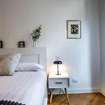 Joivy Lovely Flat For 2 On Quiet Street Near Centre