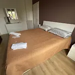 Ampia Camera Matrimoniale Con Letto Double King-Size By Alex Guest House