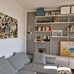 Modern Bright And Central Apartment