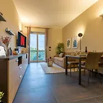 Modern & Bright 2 Bedroom Flat 50M From M4 Stop