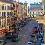 Milan Navigli Ringhiera House
