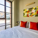 Urban Luxury - Bright And Central Apartment