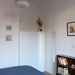 Modern Apartment Close To Metro