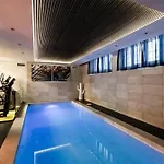 N18 Luxury Boutique Apartment With A Private Pool & Spa