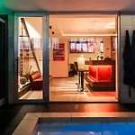 N18 Luxury Boutique Apartment With A Private Pool & Spa
