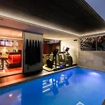 N18 Luxury Boutique Apartment With A Private Pool & Spa