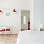 Lorenteggio-Piazza Frattini Balcony Apartment