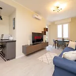 Modern 2Br With Private Balcony, Steps To Metro