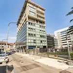 Charming Apartment 230M From Isola M5
