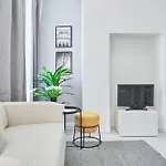 Elegante Appartamento Minimal Dai Tocchi Botanici