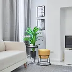 Elegante Appartamento Minimal Dai Tocchi Botanici