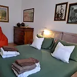 Casa Mari - Free Secure Parking, Breakfast, Private Bathroom, Wifi, Garden, Aircon, 3 Min Walk To Metro And Train Station
