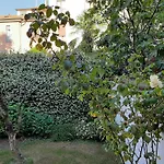 Casa Mari - Free Secure Parking, Breakfast, Private Bathroom, Wifi, Garden, Aircon, 3 Min Walk To Metro And Train Station