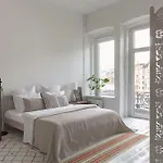 Modern Hugo Stay
