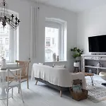 Modern Hugo Stay